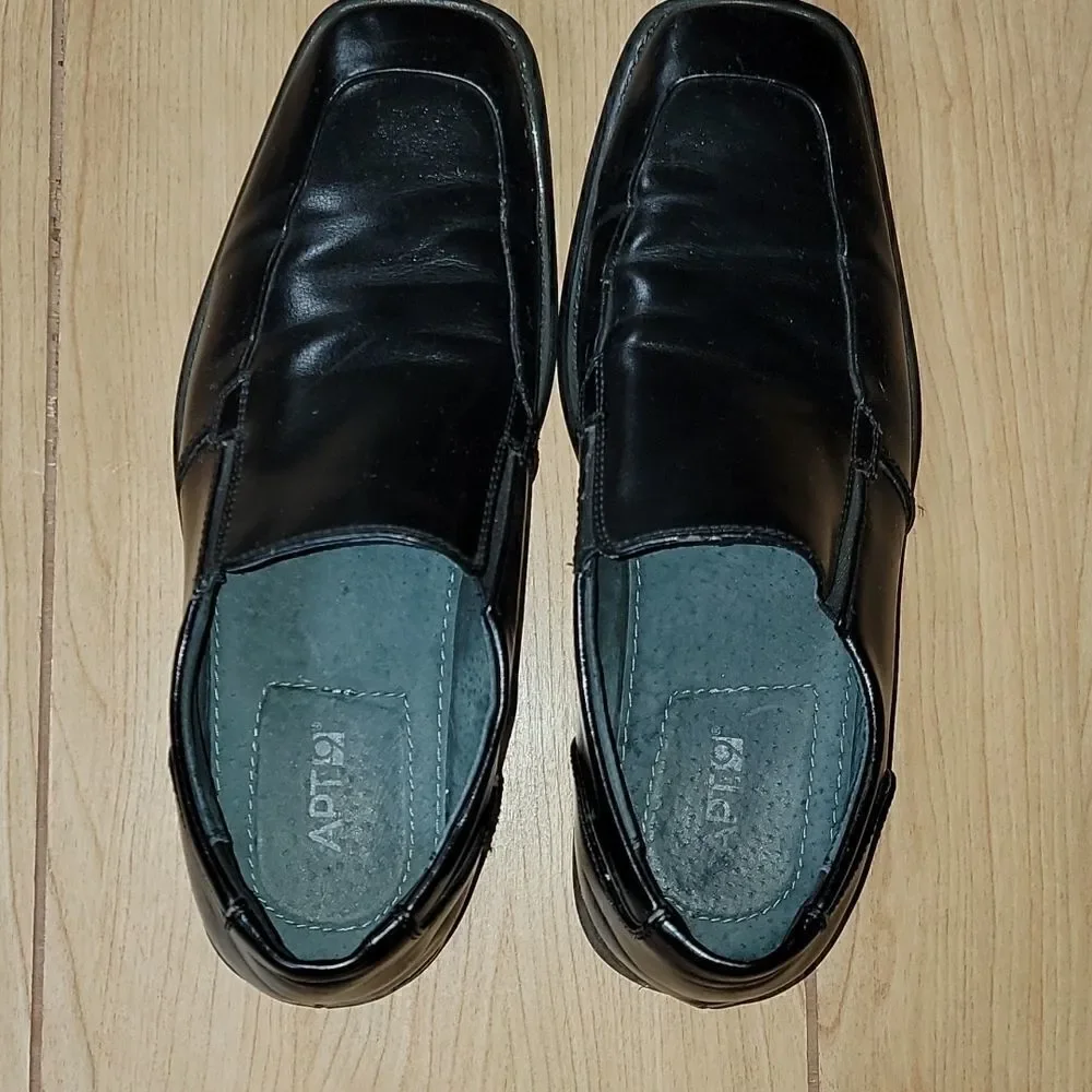 APT 9 BLACK LOAFERS, SIZE 8.5
